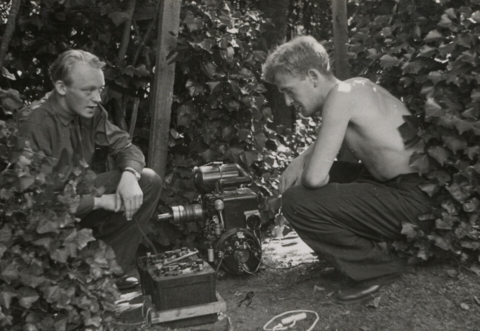 TRENING: Torstein Raaby (t.v.) under opptrening i England. Mannen til høyre er Einar Johansen, en annen av britenes agenter i Nord-Norge under krigen.