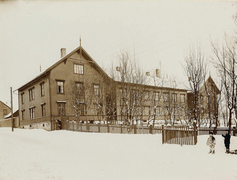 SPIONREIR: Agentene Henningsen og Raaby var elever ved den gamle lærerskolen i Tromsø. Den illegale senderen ble oppbevart i en dress-eske i skolens samling av utstoppede dyr.