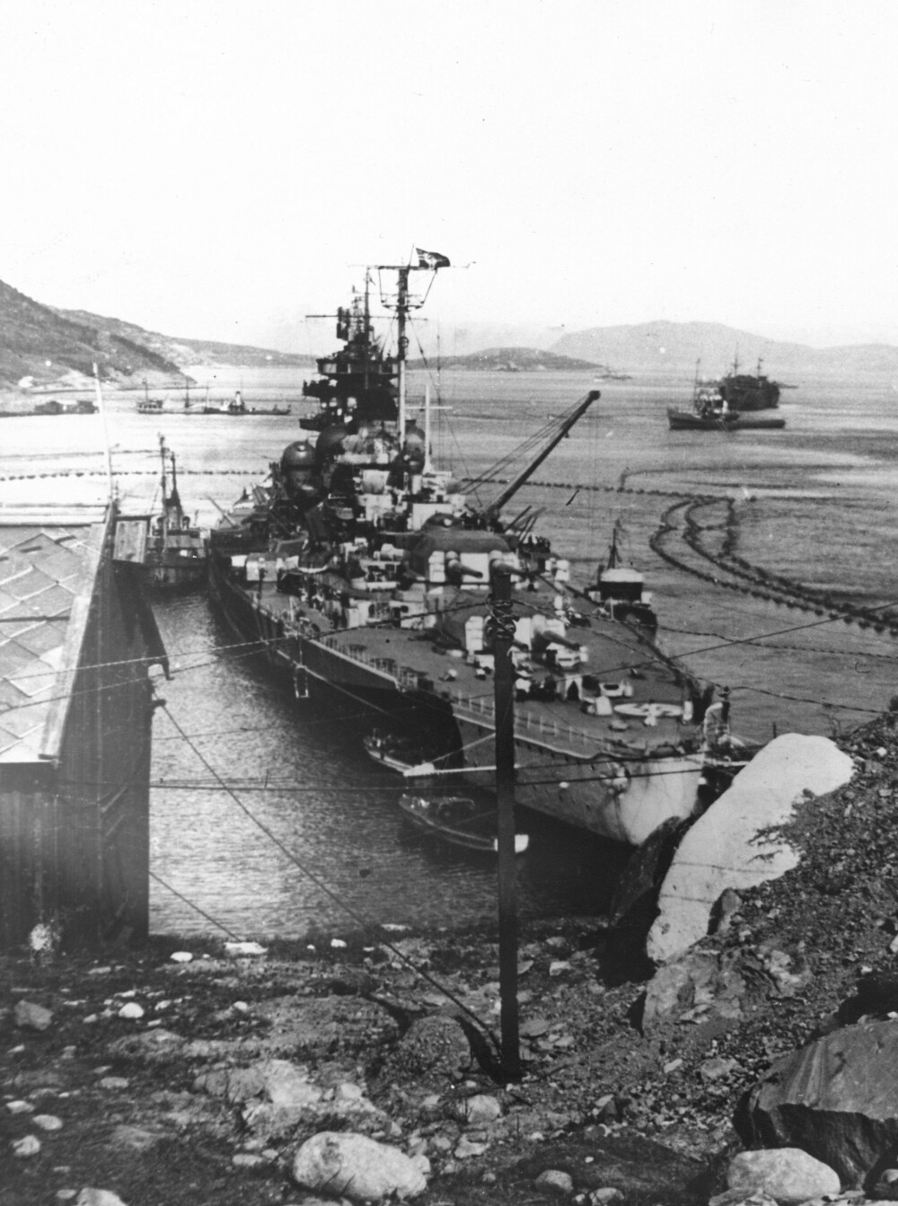 <b>BESKYTTET:</b> Tirpitz lå godt beskyttet innenfor to kraftige torpedonett i Kåfjorden ved Alta. Det ble gjort en rekke forsøk på å uskadeliggjøre slagskipet. I september 1943 angrep britiske miniubåter og laget en 18 meter lang flenge i skipssiden.