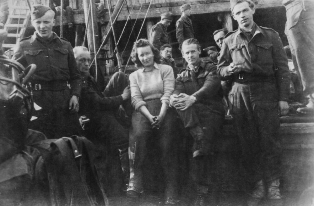 <b>MØTE BLANT STORHETER:</b> Torstein Raaby og Thor Heyerdahl sammen med norske sambandssoldater i Finnmark våren 1945.