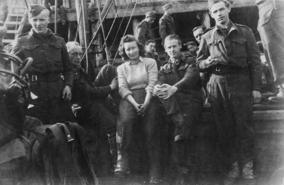 MØTE BLANT STORHETER: Torstein Raaby og Thor Heyerdahl sammen med norske sambandssoldater i Finnmark våren 1945.