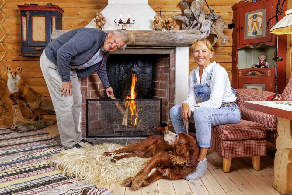 HYTTEKOS: – Selv om sommeren kan det bli kjølig her i fjellheimen, da er det både koselig og praktisk å ha en stor peis, sier ekteparet Kjos. Foto: Morten Bendiksen