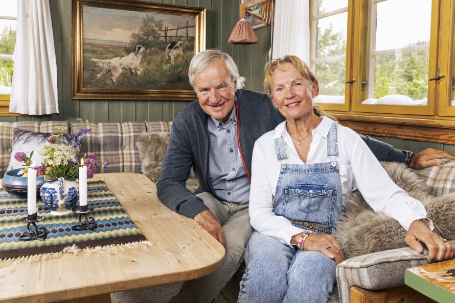 STERKT SAMHOLD: Det er ingen tvil om at disse to koser seg på hytta.