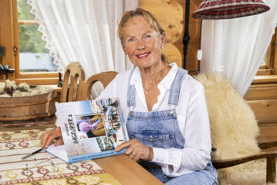 BOKGLEDE: Gerd Helene har samlet morens dagbøker mellom to permer med tilhørende fotografier. – Nå holder jeg på med bok tre, forteller hun.