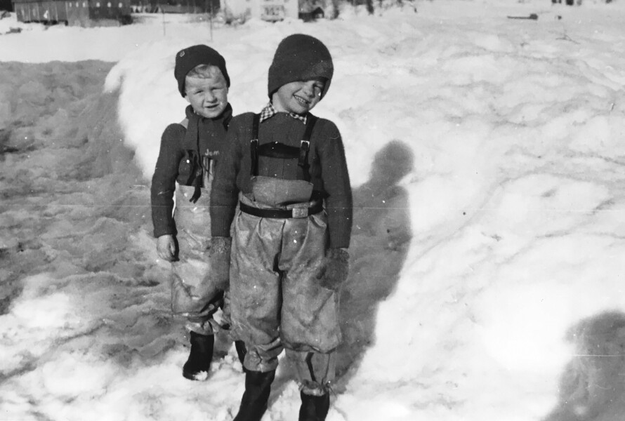 TVILLINGENE: Visste du at Bjørn Kjos har en litt «eldre» tvillingbror? 
Her som smågutter på bruket i Sokna.