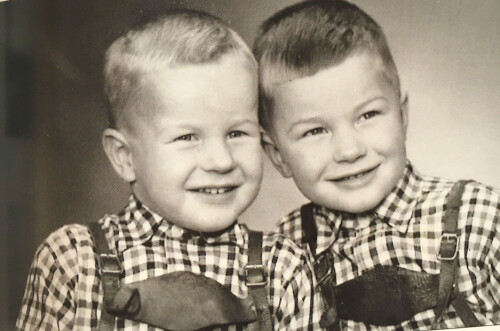 TVILLINGER: Bjørn og tvillingbroren som barn.