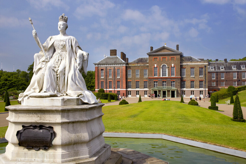 <b>MO­NU­MENT OVER MAM­MA:</b> Vic­to­ria-sta­tu­en uten­for <br/>Ken­sing­ton Palace i London er de­sig­net av dron­ning Victorias dat­ter, prin­ses­se Louise.