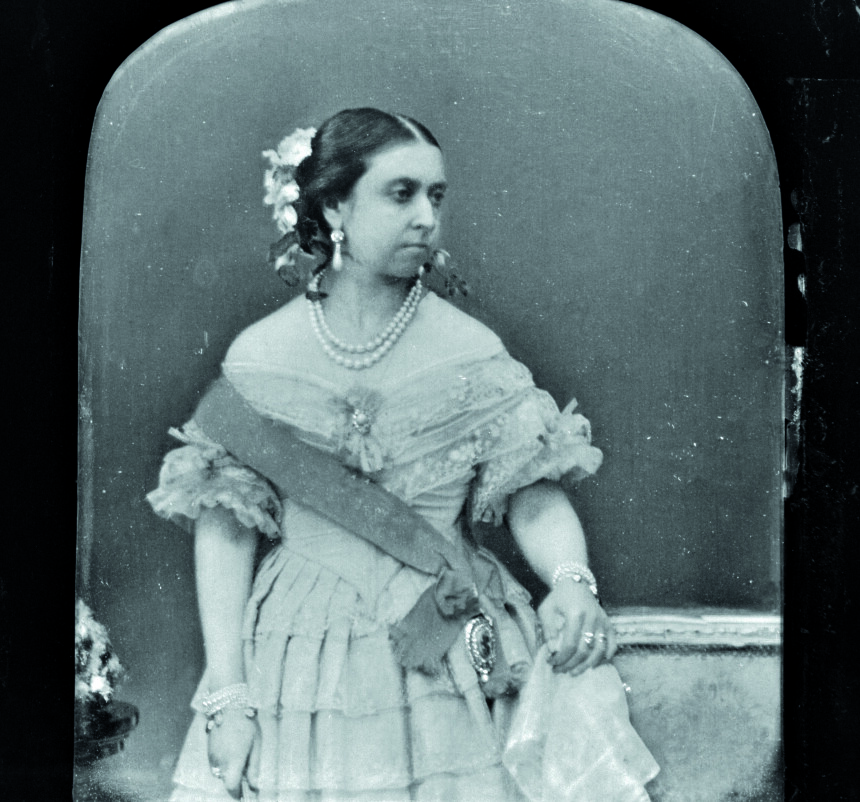 FOKETS VE OG VEL: Allerede i sine unge år viser Victoria sin interesse for veldedighet. Hun støtter blant annet Florence Nightingales arbeid med å forbedre britiske militærsykehus.