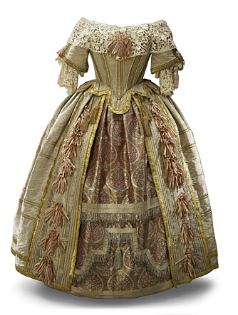 <b>VER­DENS VAK­RES­TE:</b> Tek­stil­in­du­stri­en blomst­ret i vik­to­ria­ti­den, og dron­nin­gen selv var dens frem­ste re­pre­sen­tant. Den kon­ge­lig gar­de­ro­ben ble pro­du­sert i Eng­land.