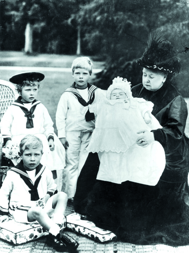 <b>EUROPAS BES­TE­MOR:</b> Da hun døde, et­ter­lot hun seg 37 bar­ne­barn, og fle­re kom til se­ne­re. Søn­ne­dat­te­ren Maud var ett av dem, hun ble dron­ning i Norge. Et an­net av bar­ne­bar­na, prin­ses­se Alexandra, ble tsa­ri­na i Russ­land og ble skutt un­der re­vo­lu­sjo­nen i 1917–1918.