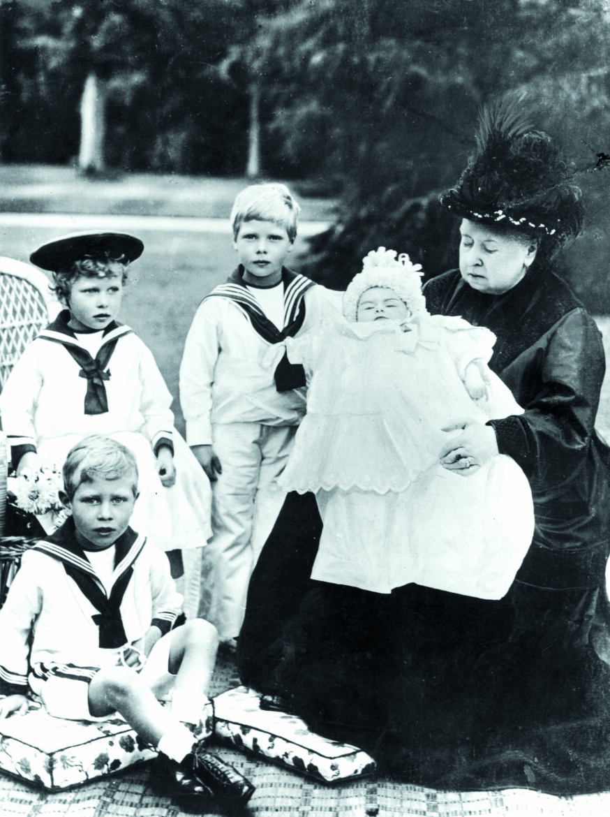 EUROPAS BESTEMOR: Da hun døde, etterlot hun seg 37 barnebarn, og flere kom til senere. Sønnedatteren Maud var ett av dem, hun ble dronning i Norge. Et annet av barnebarna, prinsesse Alexandra, ble tsarina i Russland og ble skutt under revolusjonen i 1917–1918.