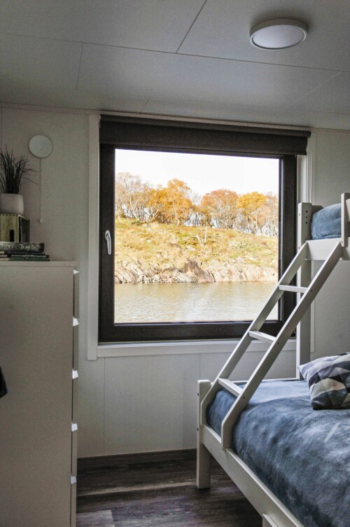 SOVEROM: Også soverommene har vinduer med utsikt mot naturen. Familiekøya er Gjende fra Bohus, mens kommoden <br>er Malm fra Ikea. Selve huset er på 75 kvadratmeter er fra Helgelandshytta, mens Helgeland Marina-systemer er totalleverandør.