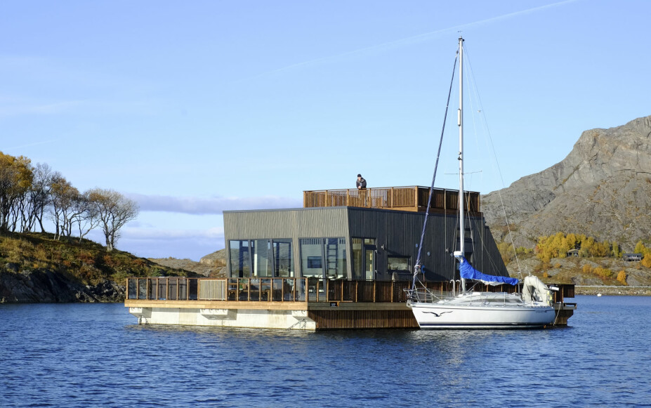 HUS PÅ FLÅTE: På en flåte på vannet står et stilfullt hus med panoramavinduer i front.