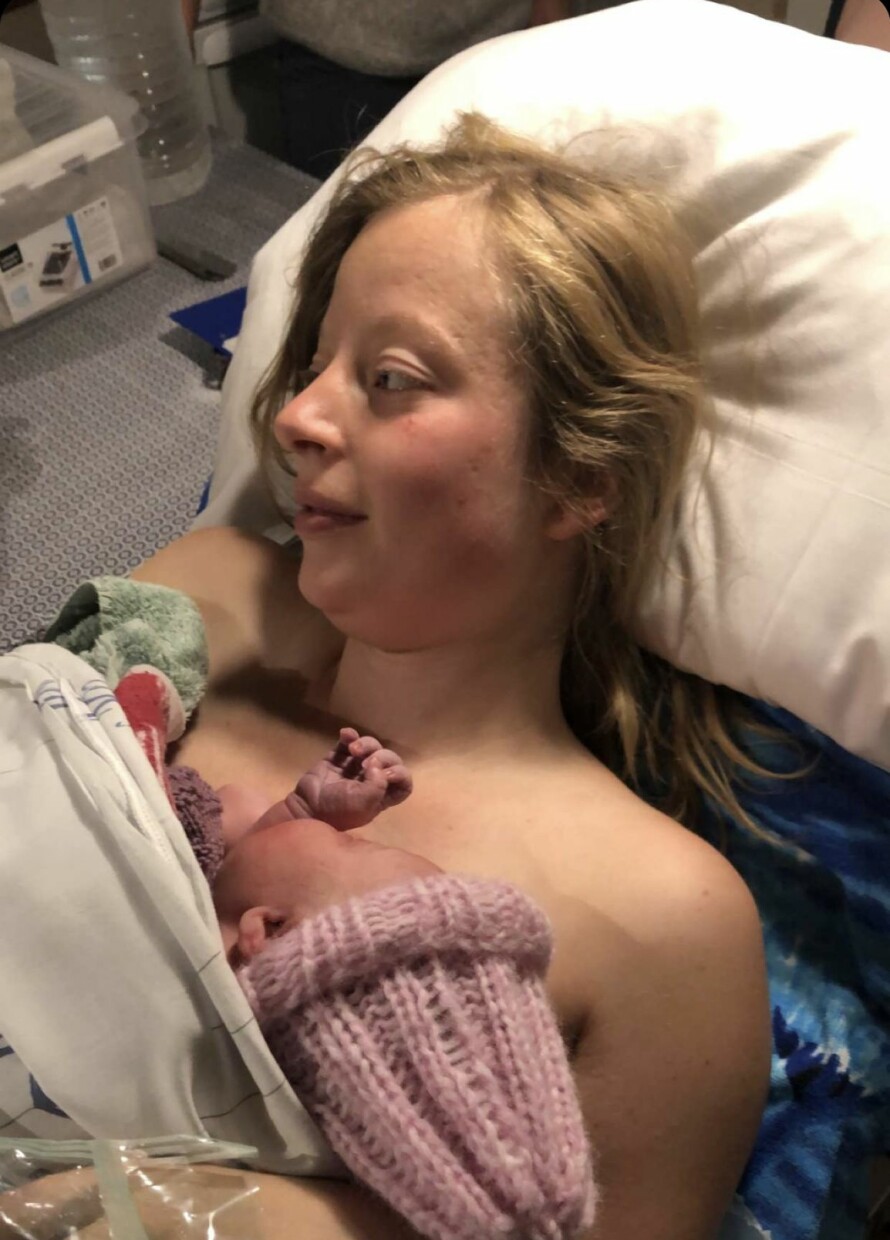 TRYGT I AMBULANSEN: På vei til sykehuset var både Anna og Lars lykkelige, men slitne.