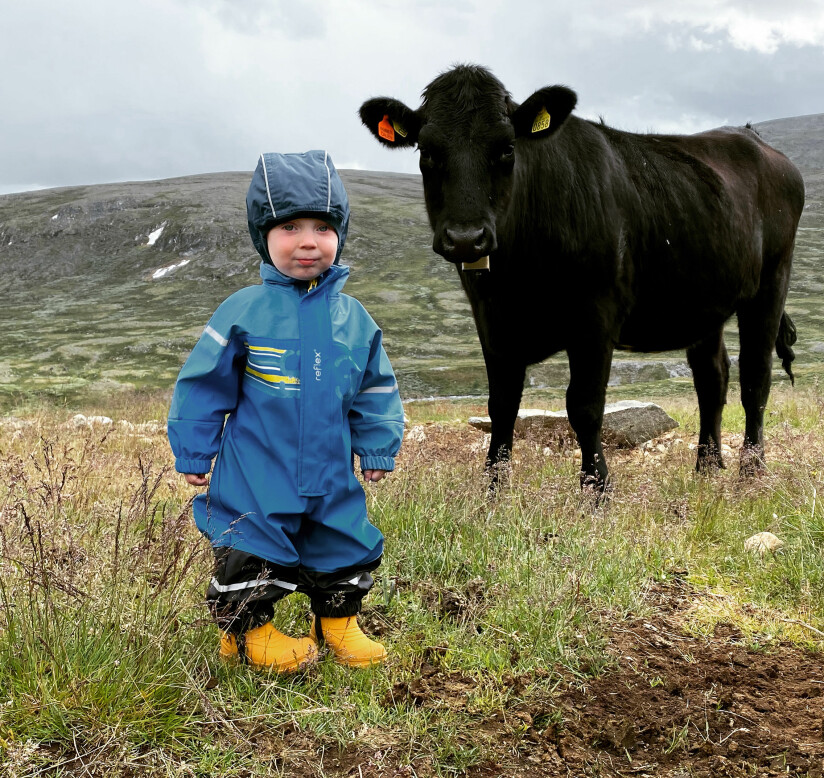 SOV GJENNOM ALT: Bursdsgsbarnet sov søtt i sin egen seng mens lillesøster Åse ble født.