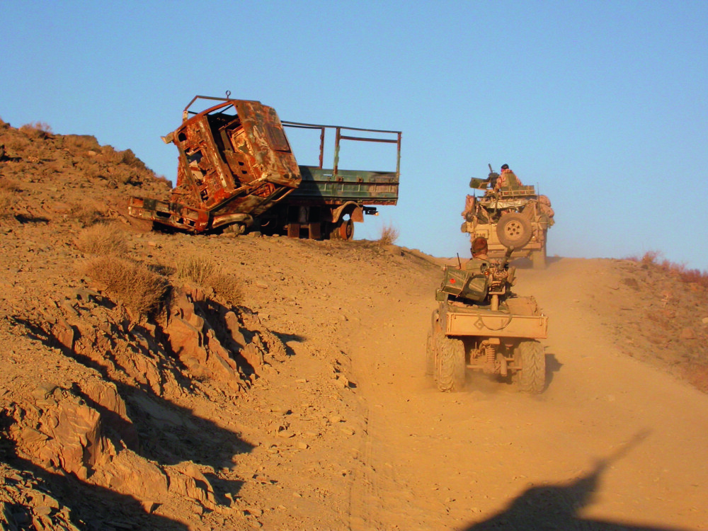 <b>SPOR ETTER KAMP:</b> ATV-er og Multikjøretøyer på vei opp fjellpass i Uruzgan-provinsen under utplasseringen i 2005–06.