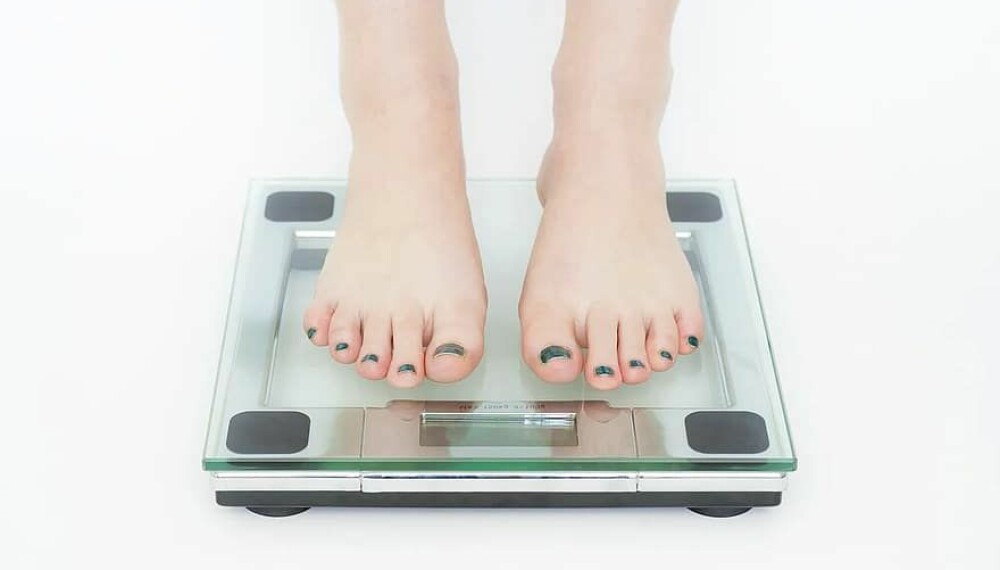 OPP I EN FART: Å gå på vekta og få dagen ødelagt er ikke verdt det. Sannsynligvis er det andre årsaker enn økning i fettvekt som påvirker tallet som lyser mot det.