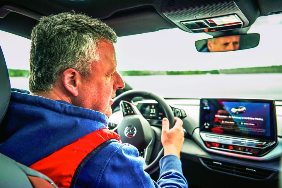 LETT TUNGVEKT: Vår mann i ID.4. Et av førsteinntrykkene: Den tunge crossover-en virker lett.