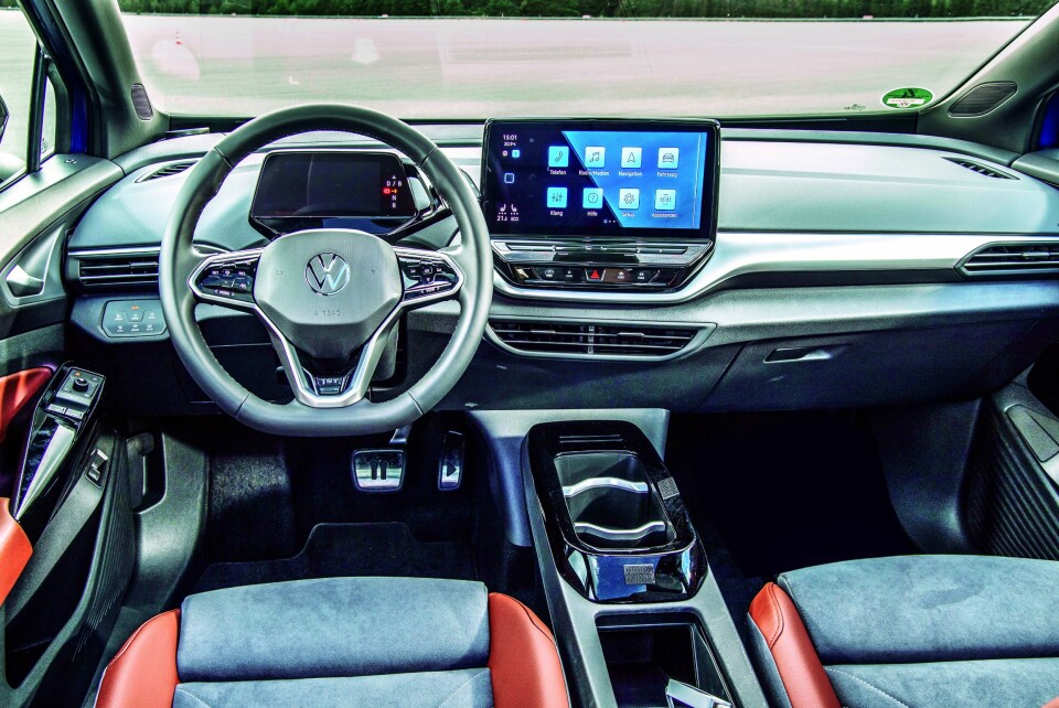 SKERMERENDE: Liten skjerm bak rattet for hastighet. Den store i midten skal brukes til nesten alt annet.