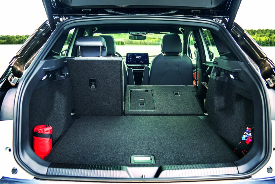 BAGASJE: Helt flatt blir det ikke når baksetet felles ned.