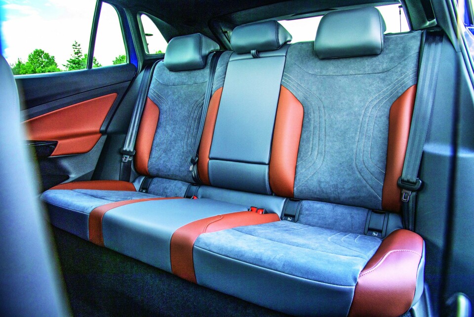 FAMILIEPLANLEGGING: Plass til tre barneseter bak.