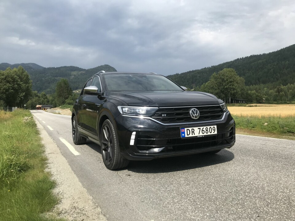 SLEEPER: Det er ikke mye ved utseendet som skiller R-versjonen fra en vanlig T-Roc med R-line-utstyrspakke.