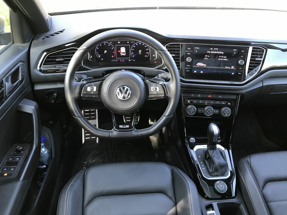 MASKULINT: Før man starter opp er det første og fremst R-logoen på rattet som avslører at dette ikke er en helt vanlig T-Roc.