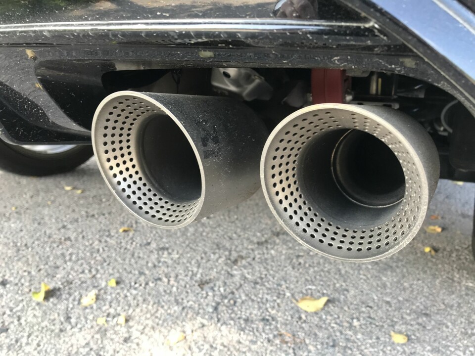 BASUNER: R-Performance eksosanlegg i titan fra Akrapovic.