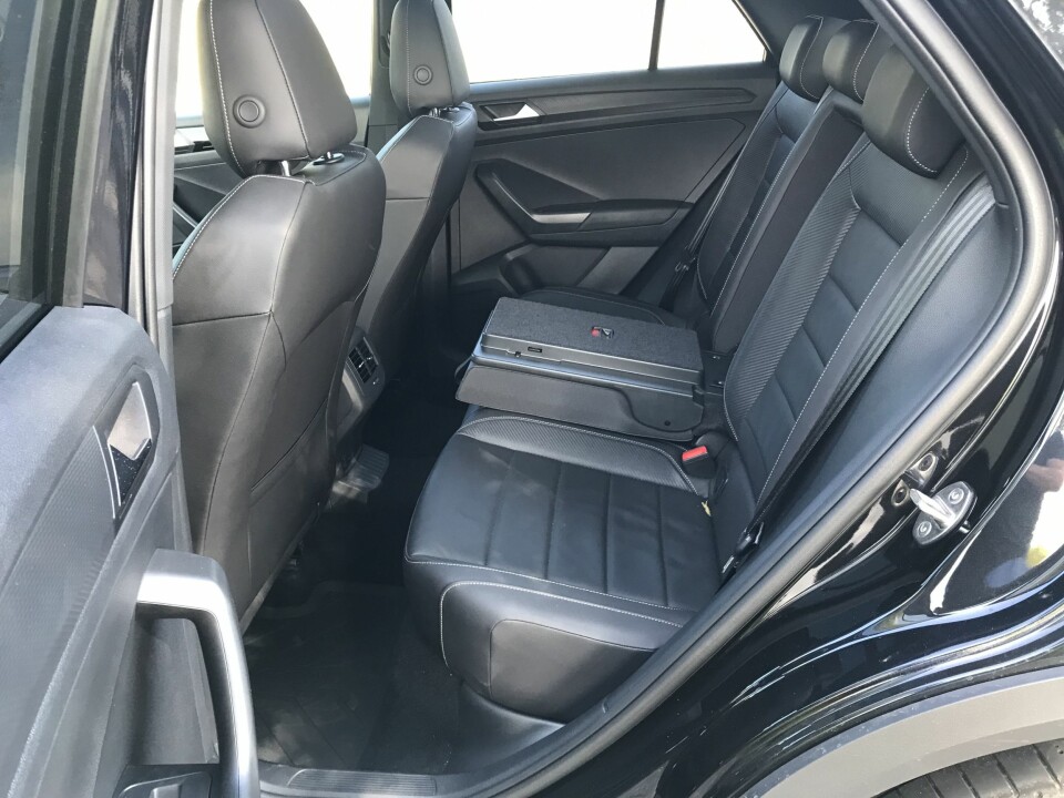 TRANGT: For fire voksne kan T-Roc bli trang. Praktisk med skiluke.