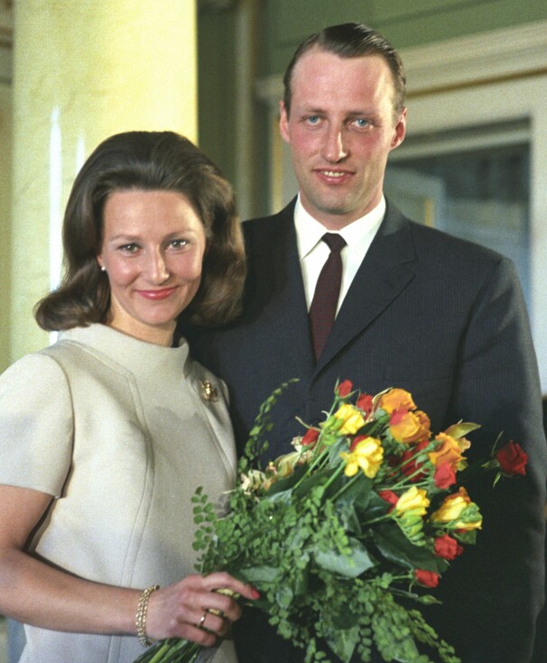 <b>ALT FOR KJÆRLIGHETEN:</b> Kong Harald brøt med konvensjonene da han giftet seg med en borgerlig pike. I ni år var han hemmelig kjæreste med Sonja Haraldsen. Først da han stilte sin far ultimatumet, «Sonja eller forbli ugift», ble det fart i sakene. Her fra forlovelsen i 1968. 