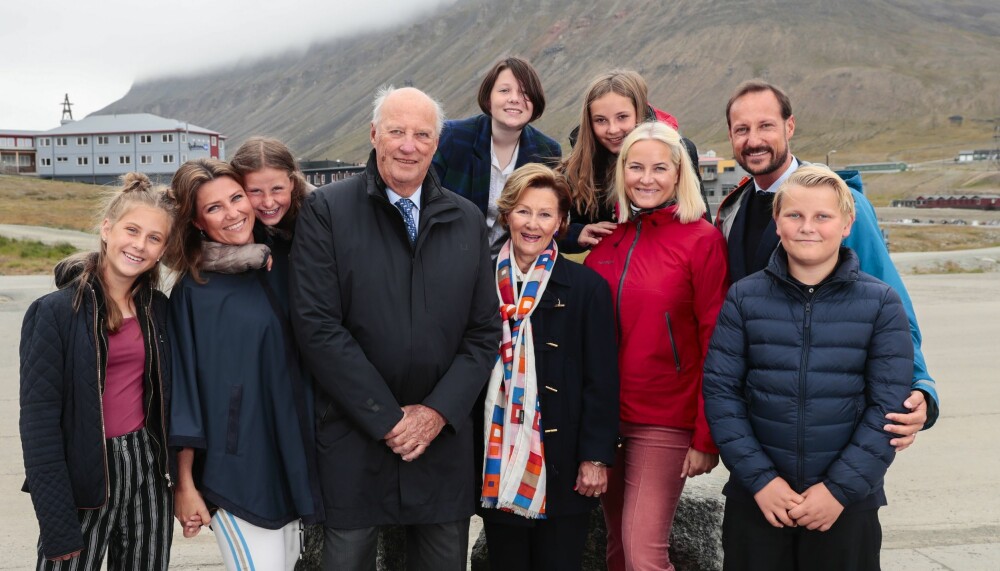 <b>FAMILIEKJÆR:</b> Kongen fikk en ny glød etter at han ble bestefar til fem barnebarn. Han har tidligere beskrevet seg selv som en «tussete bestefar». I 2018 tok han med storfamilien på tur til Svalbard. 