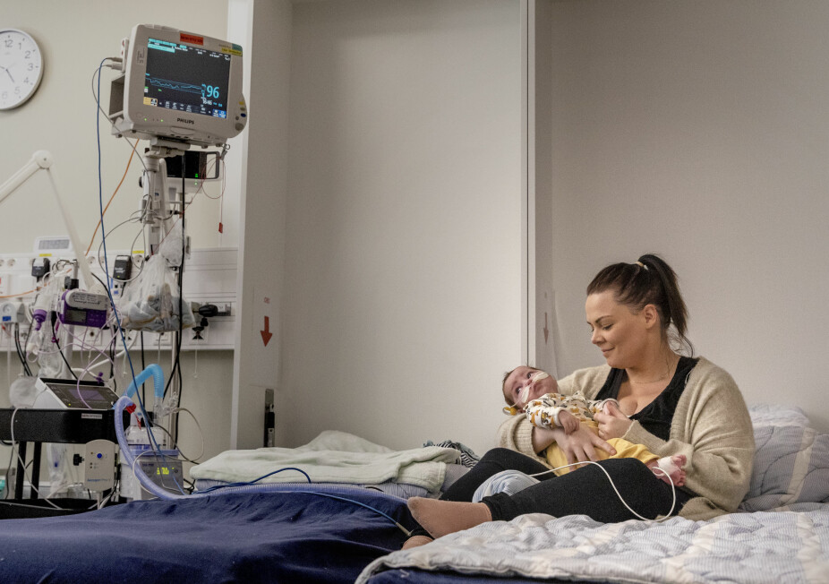 MAMMAS FANG: Edvind er to måneder gammel og sammen med mamma Sandra på rommet deres på nyfødtintensiv.