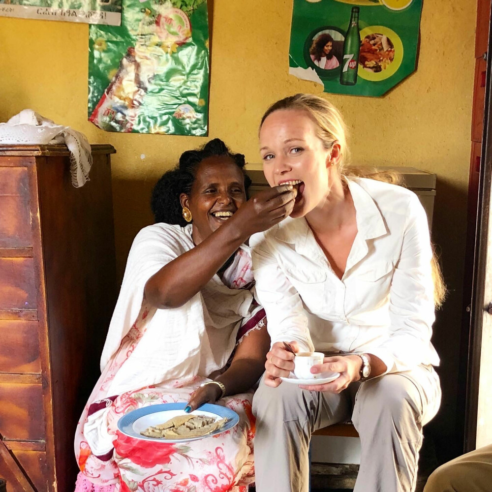 KAFFEBAR: Ida tester kaffen til kaffemaker Lemlem Niguse på grensen til Eritrea. Hun blir også matet med injera mens hun er på besøk.