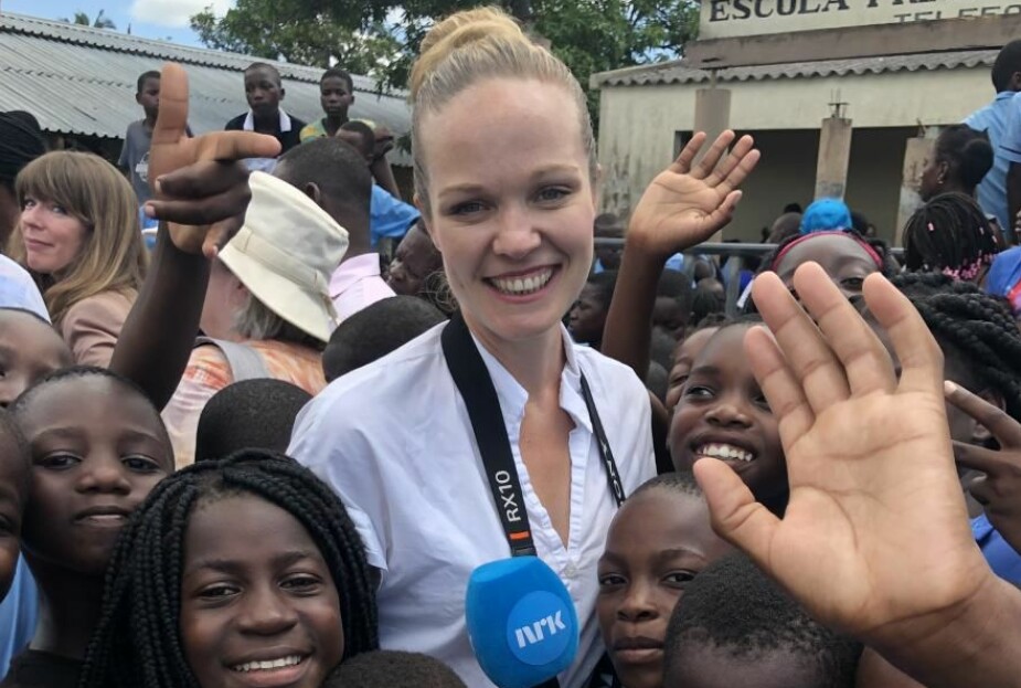 PÅ JOBB: Ida Titlestad Dahlback (36) er utenriksreporter i Afrika og har opplevd vold, drap og terrorangrep på nært hold. Her prøver hun å få bilder av den norske utviklingsministeren på besøk hos en barneskole i Mosambik.