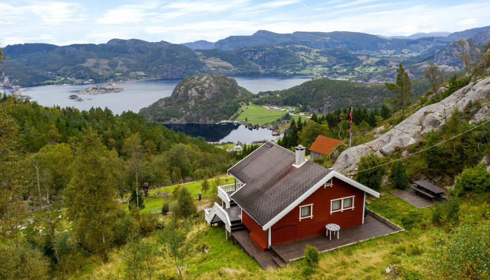 FJORD OG FJELL: Hytte i nord i Strand kommune med utsikt over Årdalsfjorden. Prisantydning er 890.000.