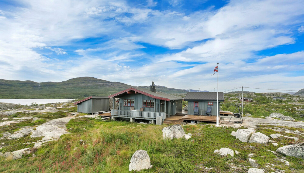 FJELL OG FLAGGSTANG: Prisantydning 1.350.000 for denne hytta i Narvik kommune. Bruksareal 47 m2, tomt 1026 m2.