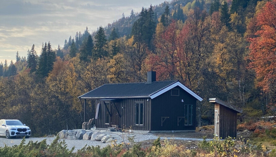 HYTTE I GOL KOMMUNE, SØRØST: Prisantydning 1.790.000. Bruksareal 36 m2. I tillegg til tomta rundt hytta medfølger øy i Grøsvatnet på 11.000 m2.