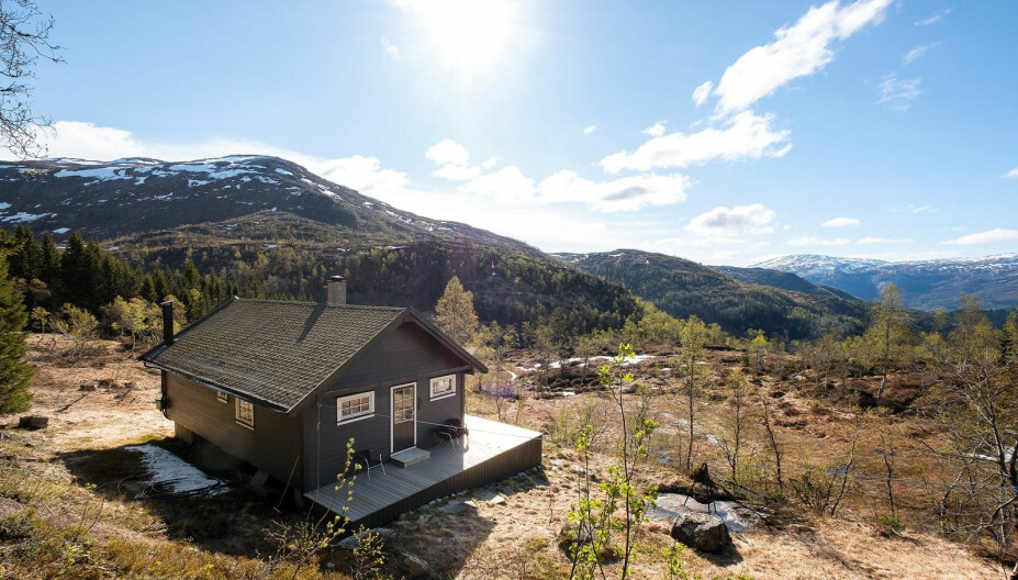 MELLOM BERGEN OG VOSS: Denne hytta på 65 m2 i bruksareal i Bolstadøyri har en prisantydning 1.750.000.