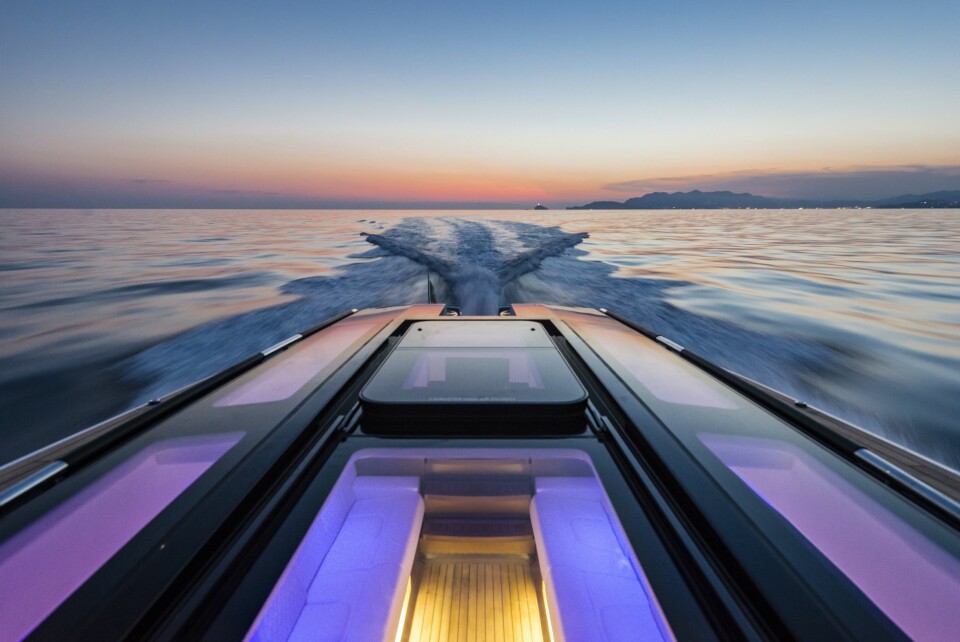 GOD STEMNING: I Wooden Boats 14M sitter gjestene godt beskyttet under dekk, med mange variasjonsmuligheter i LED-belysningen.