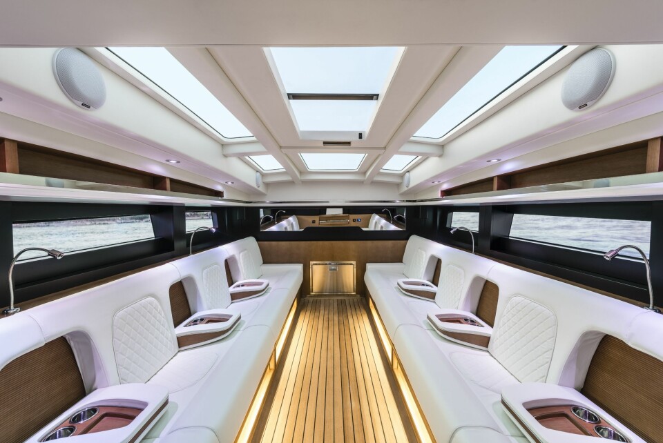 LUKSUS: Seteryggene i Wooden Boats 14M kan vippes ned som bord når ikke alle sitteplassene er i bruk.