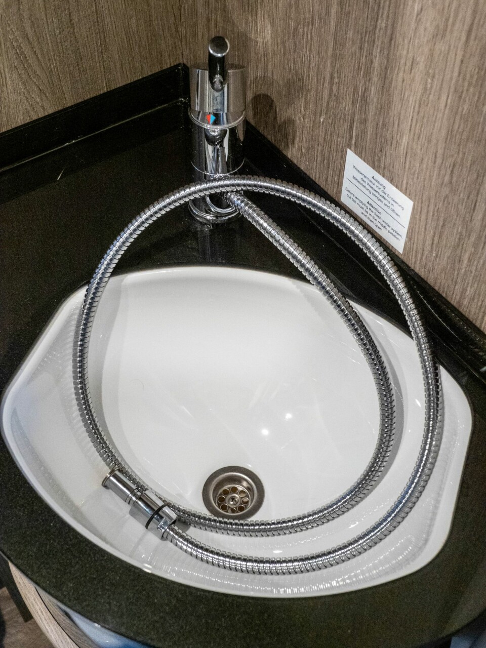 UNNGÅ FROSTSKADE: Sett kranen åpen i midtstilling, ta av dusjhodet.