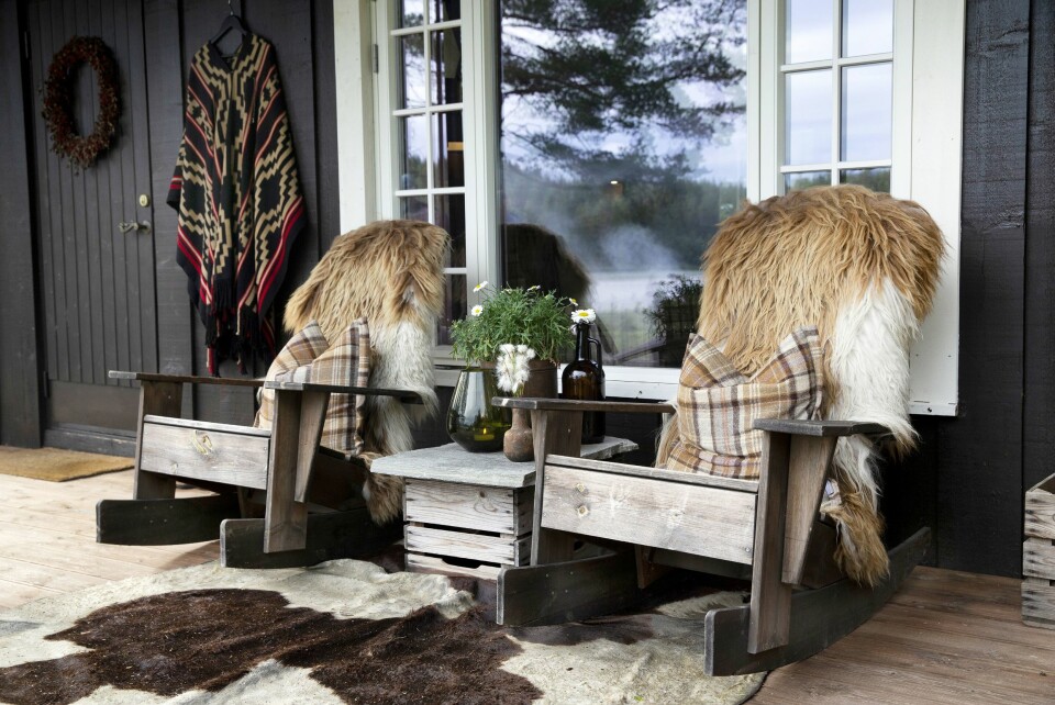 LEKKERT: Gyngestolene fra iVekst i Larvik er flittig i bruk. Saueskinnene er fra Roars pels. Ponchoen fra Argentina er god å ha i uforutsigbart norsk sommervær.