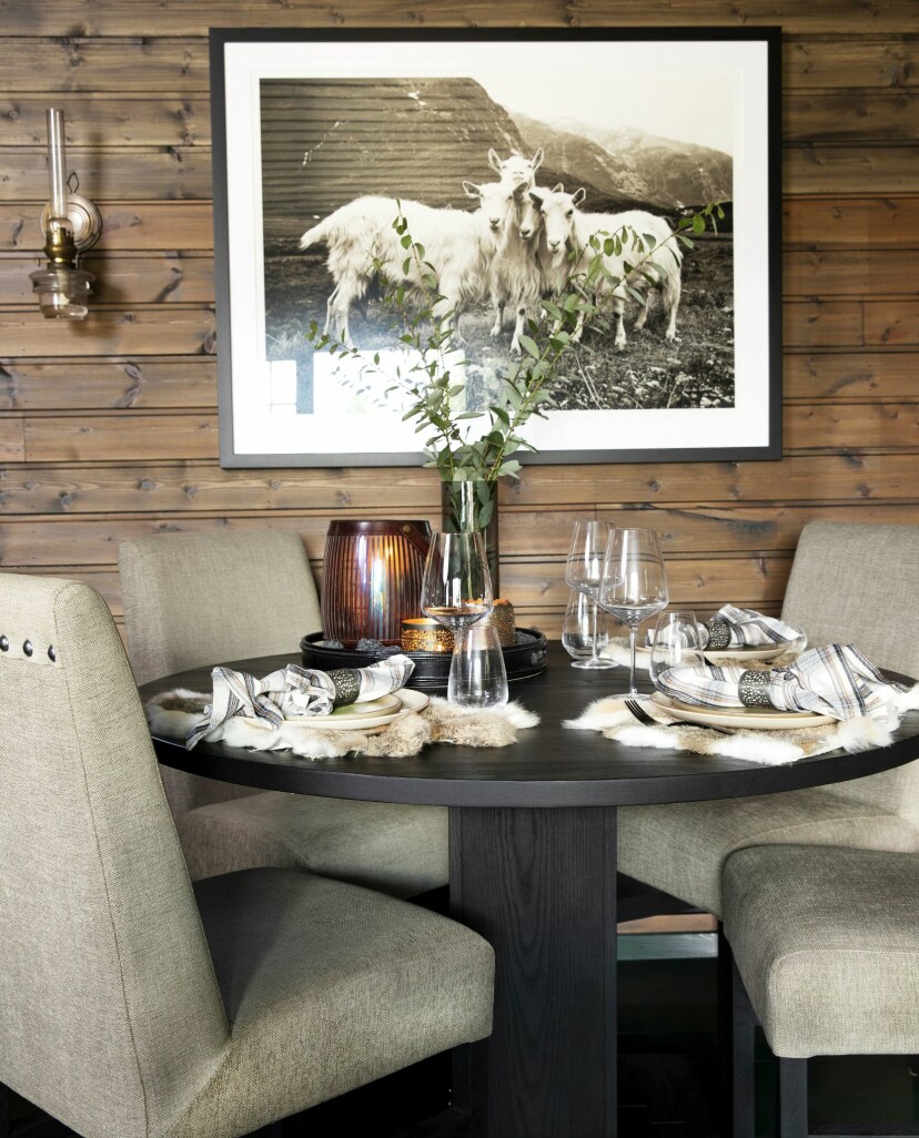 DELIKAT: Boblebu er mest i bruk på vinteren og våren, og da er det godt å kunne spise inne. Alle møblene på hytta er fra Halvors egen kolleksjon. Geitebildet er kjøpt på nettet. Veggene er malt med Trollheim panellakk fra Nordsjö.