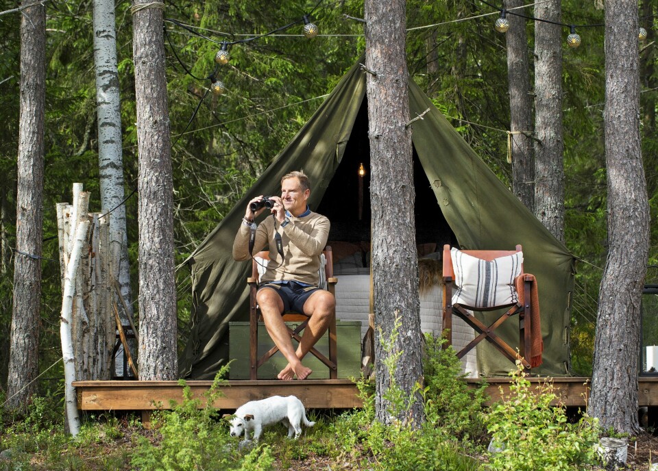 VAKRE OMGIVELSER: Halvor er veldig fornøyd med den nyoppførte wildcampen, spesielt med det amerikanske militærteltet fra andre verdenskrig som han fant på nettet. Her våkner man opp til fuglekvitter og utsikt til tjernet. Teltet blir satt opp i påsken og pakket ned i oktober.