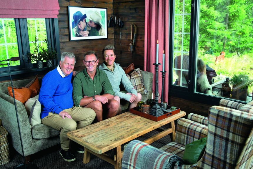 GODE VENNER: Geir Hamnes (t.v.) er Halvors manager og venn. Både han og «Farmen kjendis»-profil Christer Rødseth trives godt på Boblebu. – Halvor er verdens hyggeligste, og det er viktig for ham at folk har det bra. Han setter alltid andre foran seg selv, sier Christer. Møblene er fra Halvors kolleksjon.