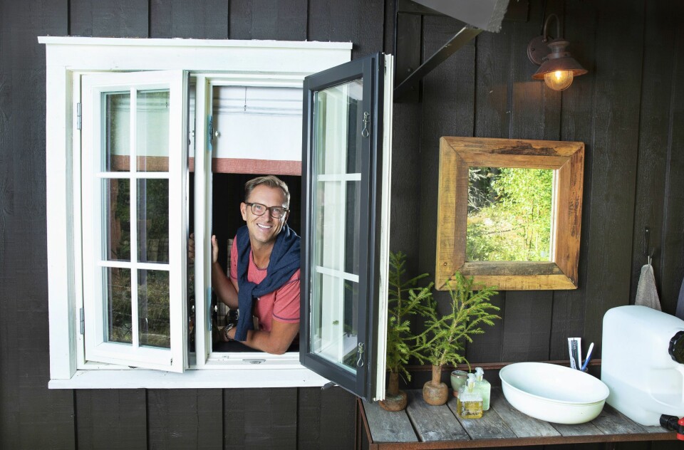 PUSTER UT: Av moderne fasiliteter er det kun innlagt strøm. En vintønne samler regnvann, mens drikkevann er medbrakt. Utevasken glir fint inn i sjarmen.