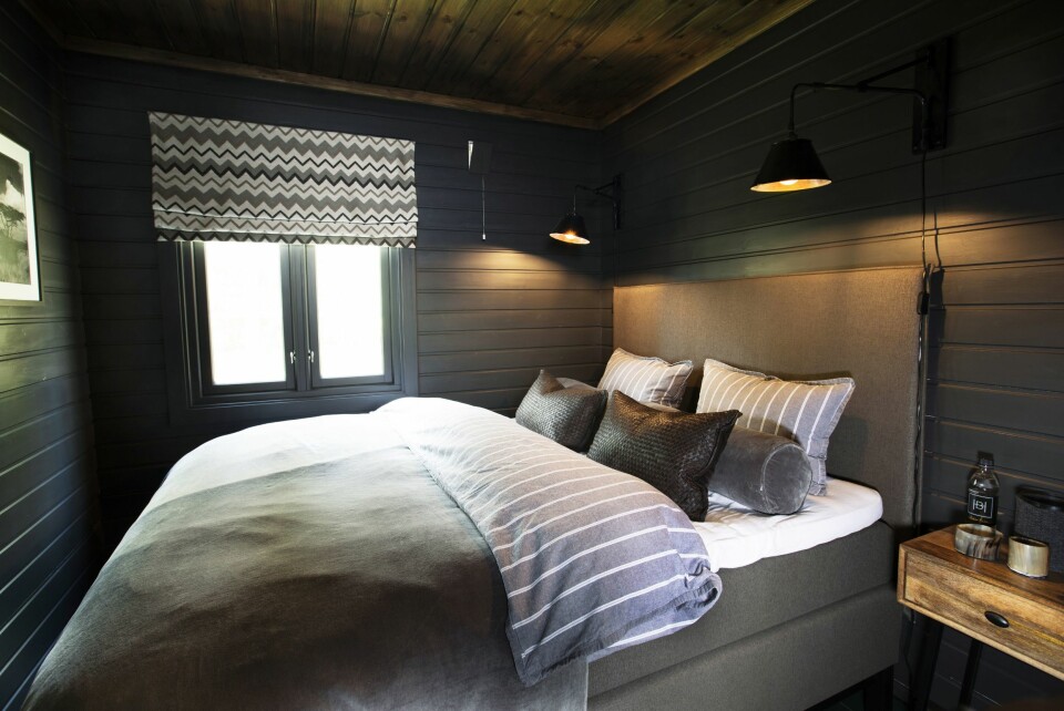 LUNT: TV-profilen har svarte vegger på soverommet, noe som gir ro og avslapning. Sengen er fra Wonderland, med sengetøy fra kolleksjonen Bedtime Story by Halvor Bakke for Nordicform.