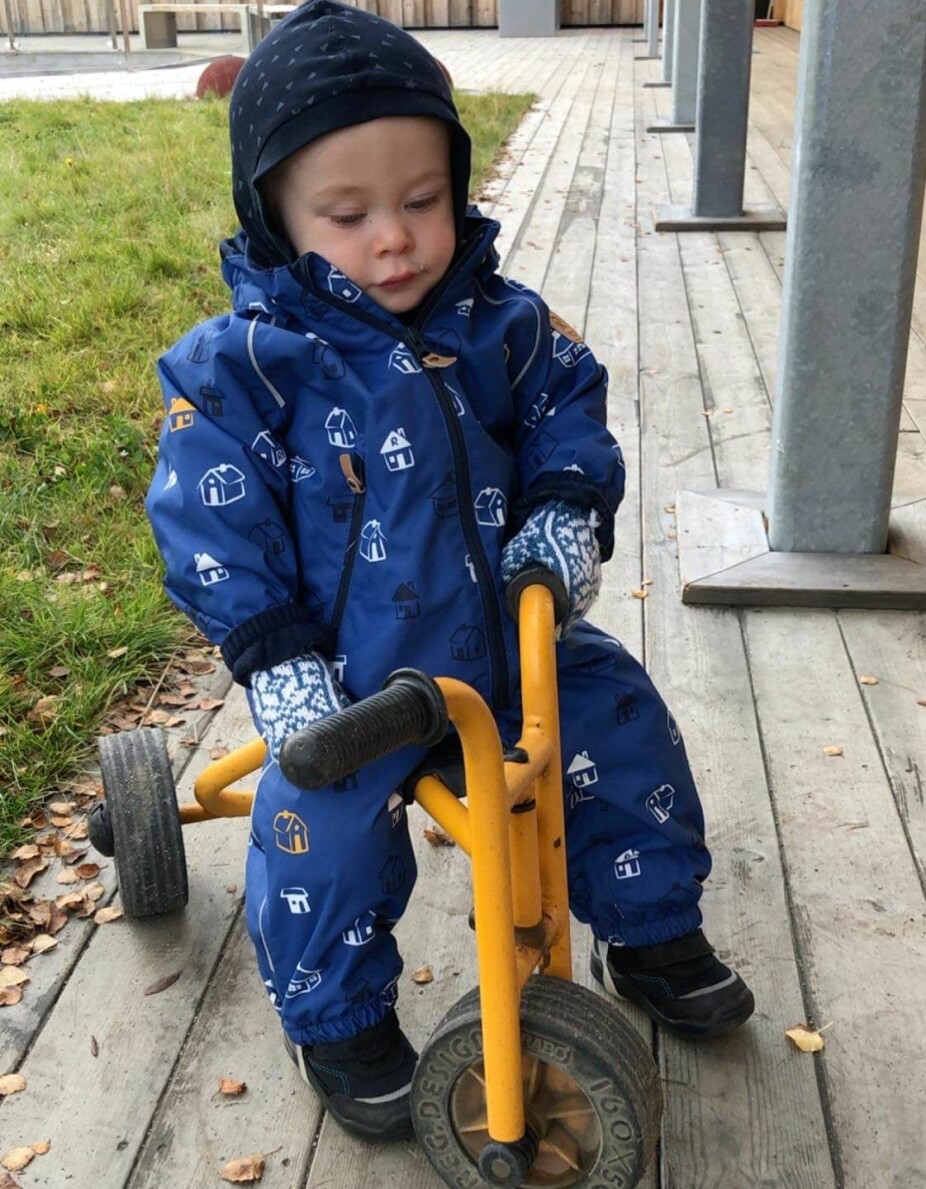 STOLT SYKLIST: Theo utfolder seg stort sett som andre barn i lek, bare med tilrettelegging og tilpassing. Her stolt på sykkel!