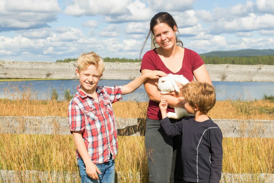 DET GLADE BONDELIV: Å være omgitt av vakker natur hvor barna kan vokse opp med landbruk og nærhet til dyr, gir livet den beste mening for Julie, mannen Jonas og guttene Ole Jakob og Sebastian.