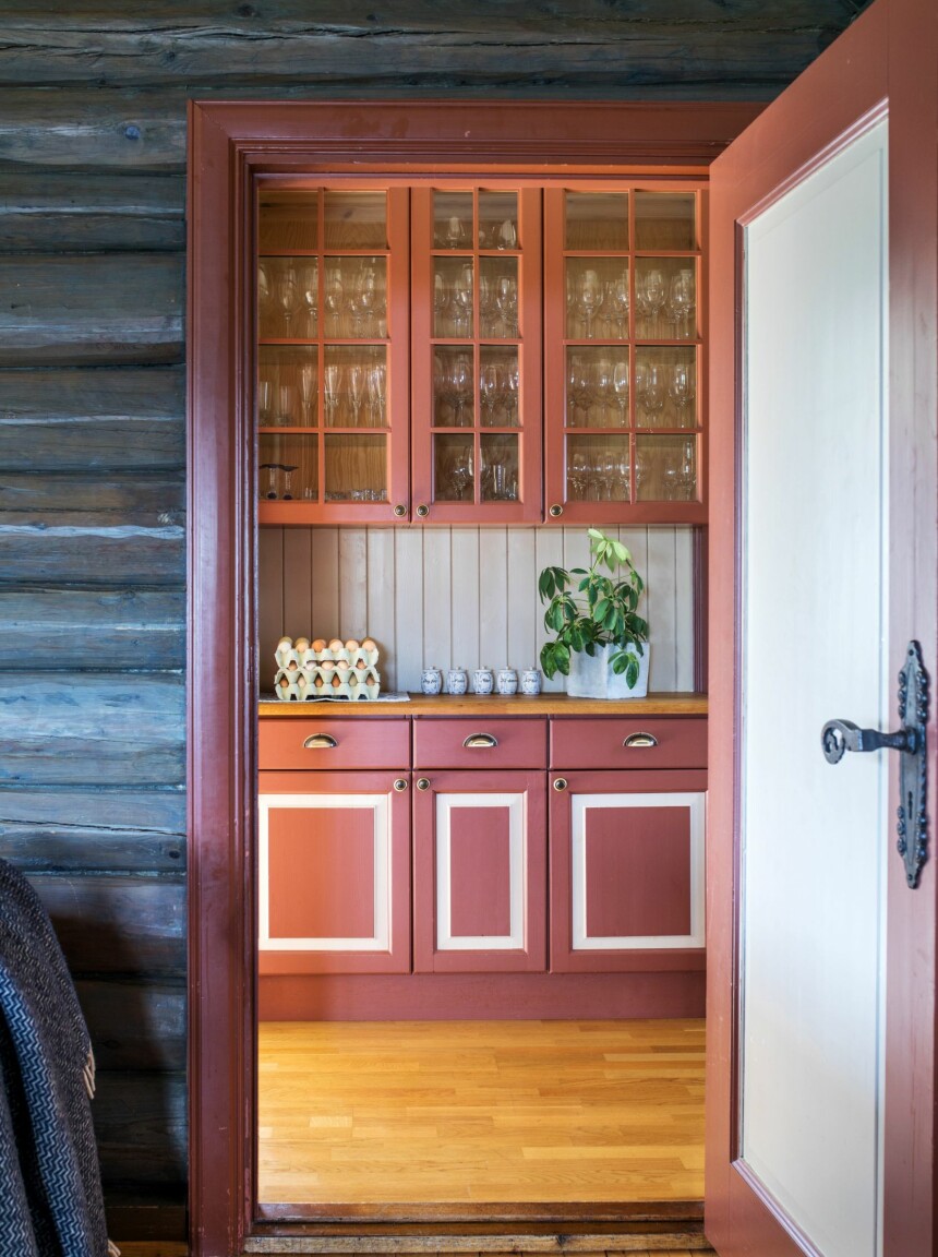 Mellom kjøkkenet og stua i gjestehuset er det et sjarmerende anretningsrom. Disse rommene disponeres av overnattingsgjestene på Valmsnes.